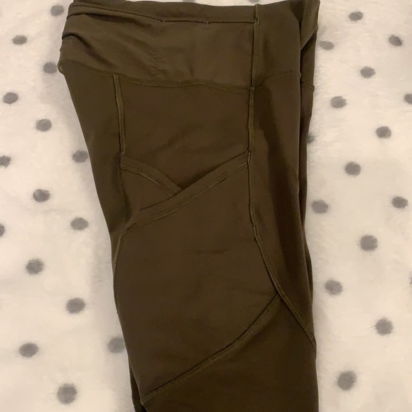 Lululemon Awesome green Capri Leggings - Picture 8 of 11